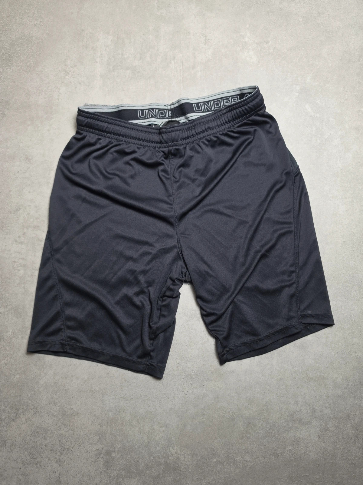 Short sport Under Armour noir loose fit taille YLG/L