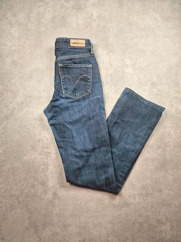 Jean Levi’s signature femme jean classique W26 brut (raw)