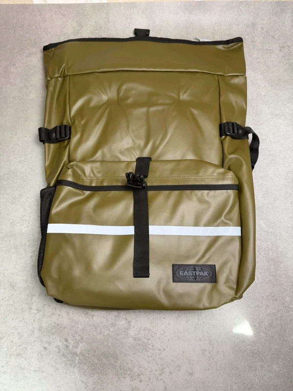 Sac à Dos Eastpak Roll Top – Matière Déperlante – vert kaki – Neuf avec Étiquettes