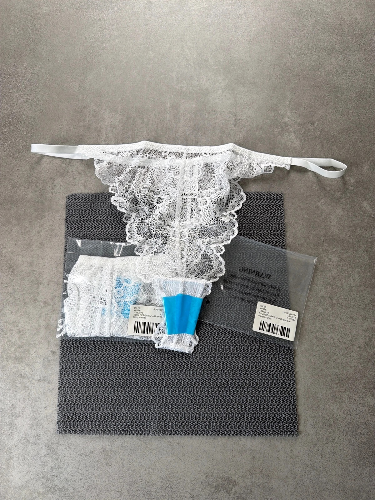 String ASOS Design Curve dentelle blanc Rosie UK20