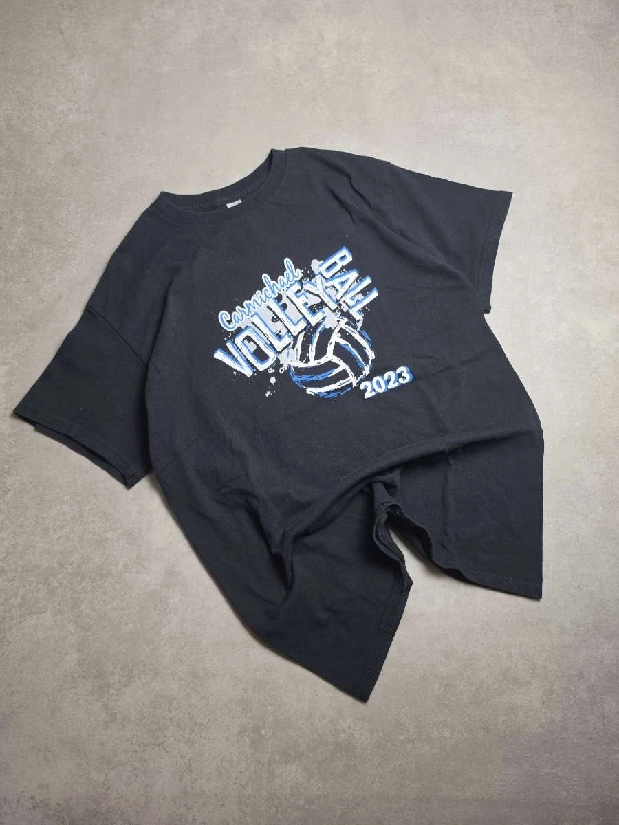 Carmichael Volleyball 2023 T-shirt sport Gildan Ultra Cotton noir graphique bleu | GIL187