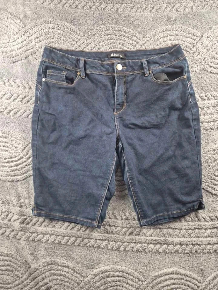 Short d jeans taille 40 très bon état