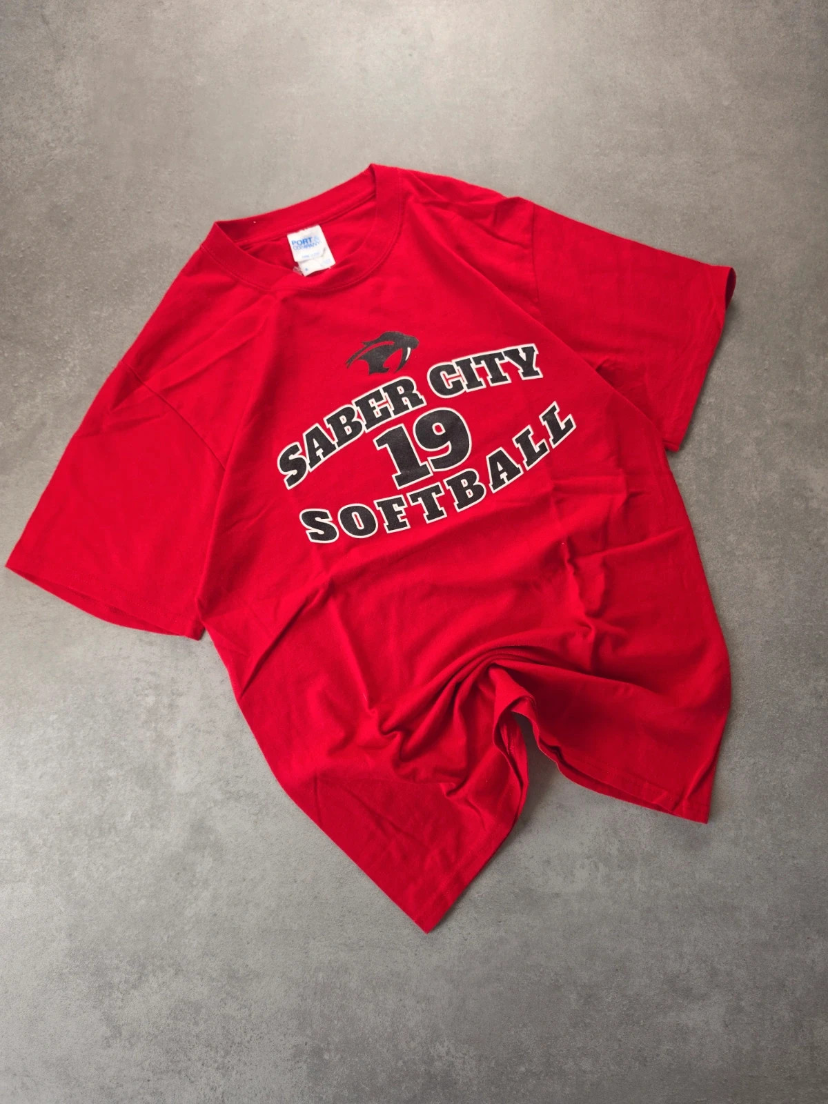 T-shirt Port & Company Saber City Softball rouge S PC193