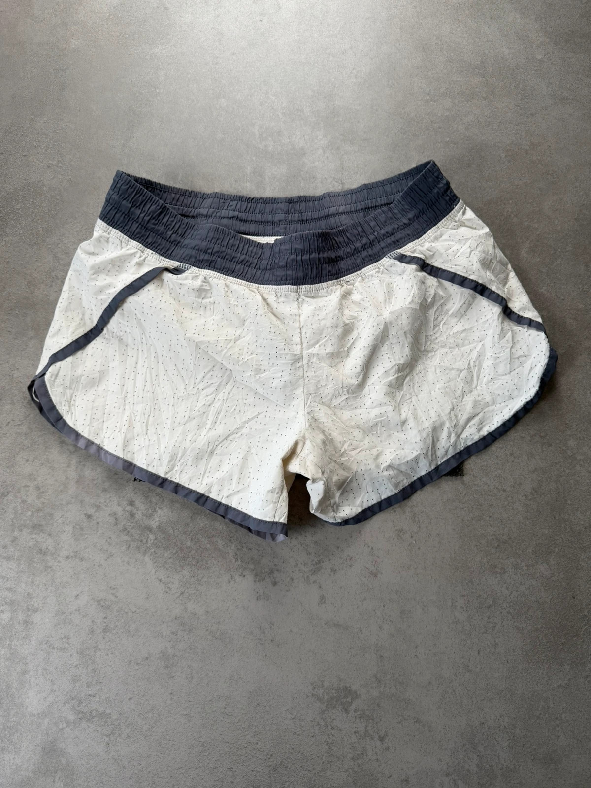 Short de sport blanc perforé taille XS CHAM137