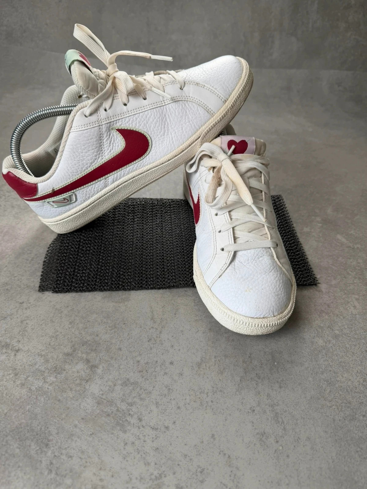 Baskets Nike Court Royale coeur blanc bordeaux EUR 40