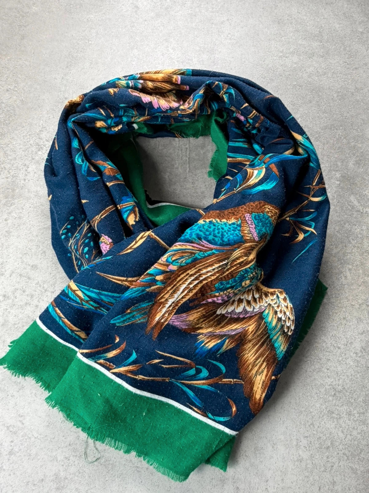 Foulard vintage bleu marine motif oiseaux vert
