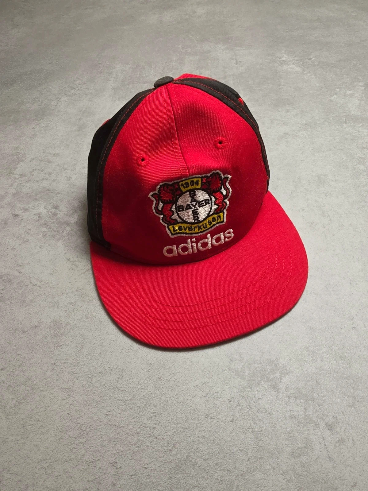 Casquette vintage Adidas Bayer Leverkusen snapback rouge noir brodée années 90